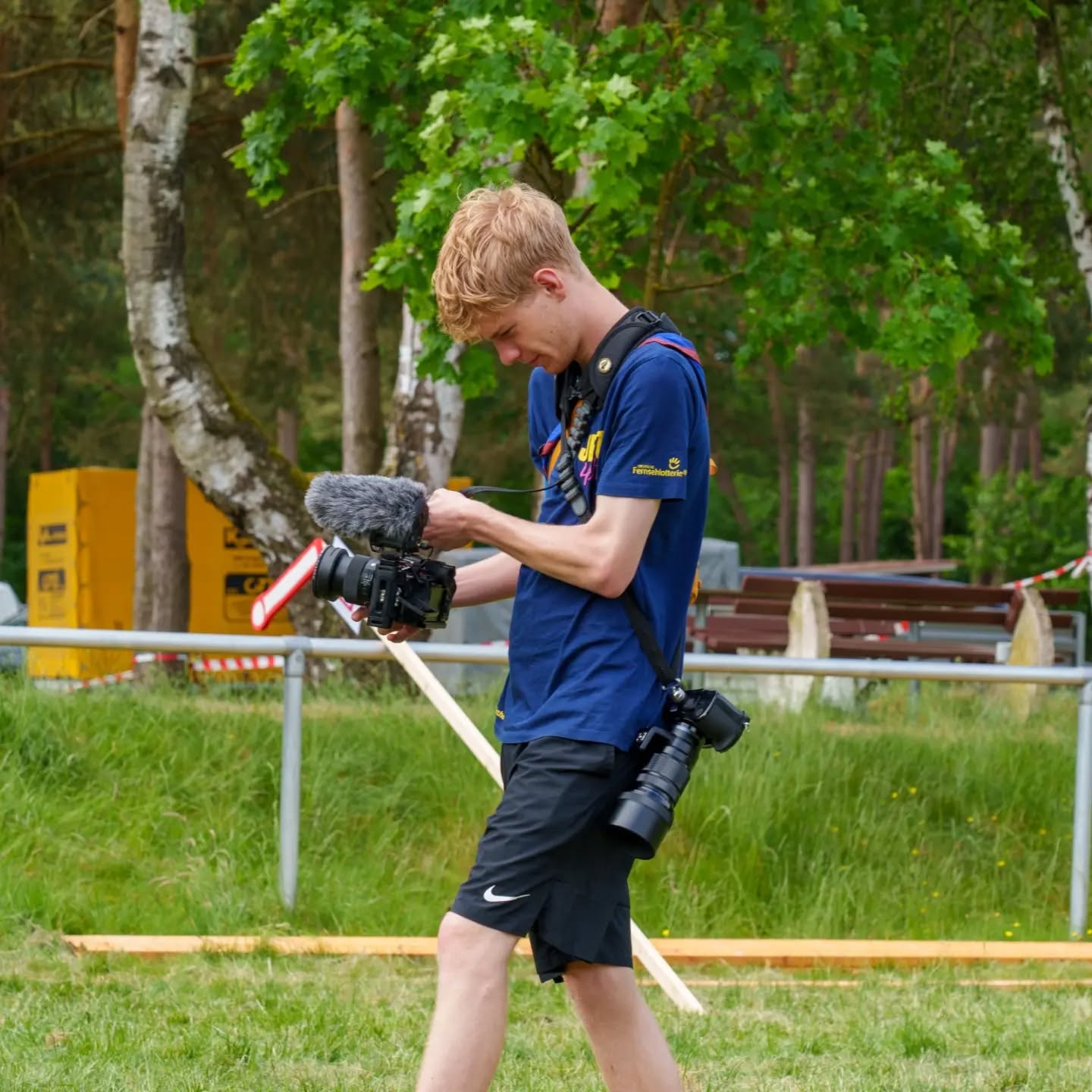 Du hast Spaß am Fotografieren oder an Social Media?📸📱

Dann schnuppere doch auf dem Bundeslager einmal in den Arbeitskreis Öffentlichkeitsarbeit des VCP Niedersachsen hinein! 

Wir freuen uns über alle, die Lust haben, besondere Lager-Momente mit der Kamera festzuhalten, oder unseren Instagram-Account mit kleine Einblicken aus dem Lagerleben oder aktuellen Impressionen zu füllen.

Vorkenntnisse brauchst du keine, nur Neugier und Lust, das Bundeslager aus einer besonderen Perspektive zu erleben.
 
Melde dich gerne direkt hier auf Instagram bei uns, wenn du dich hier angesprochen fühlst. Wir freuen uns auf dich!✨️

Und wenn du nach dem Lager Gefallen an Öffentlichkeitsarbeit gefunden hast, bist du herzlich eingeladen, auch langfristig in unserem Arbeitskreis mitzuarbeiten.

📸Rudi 
/AW

 vcpnds bundeslager  pfadfinden