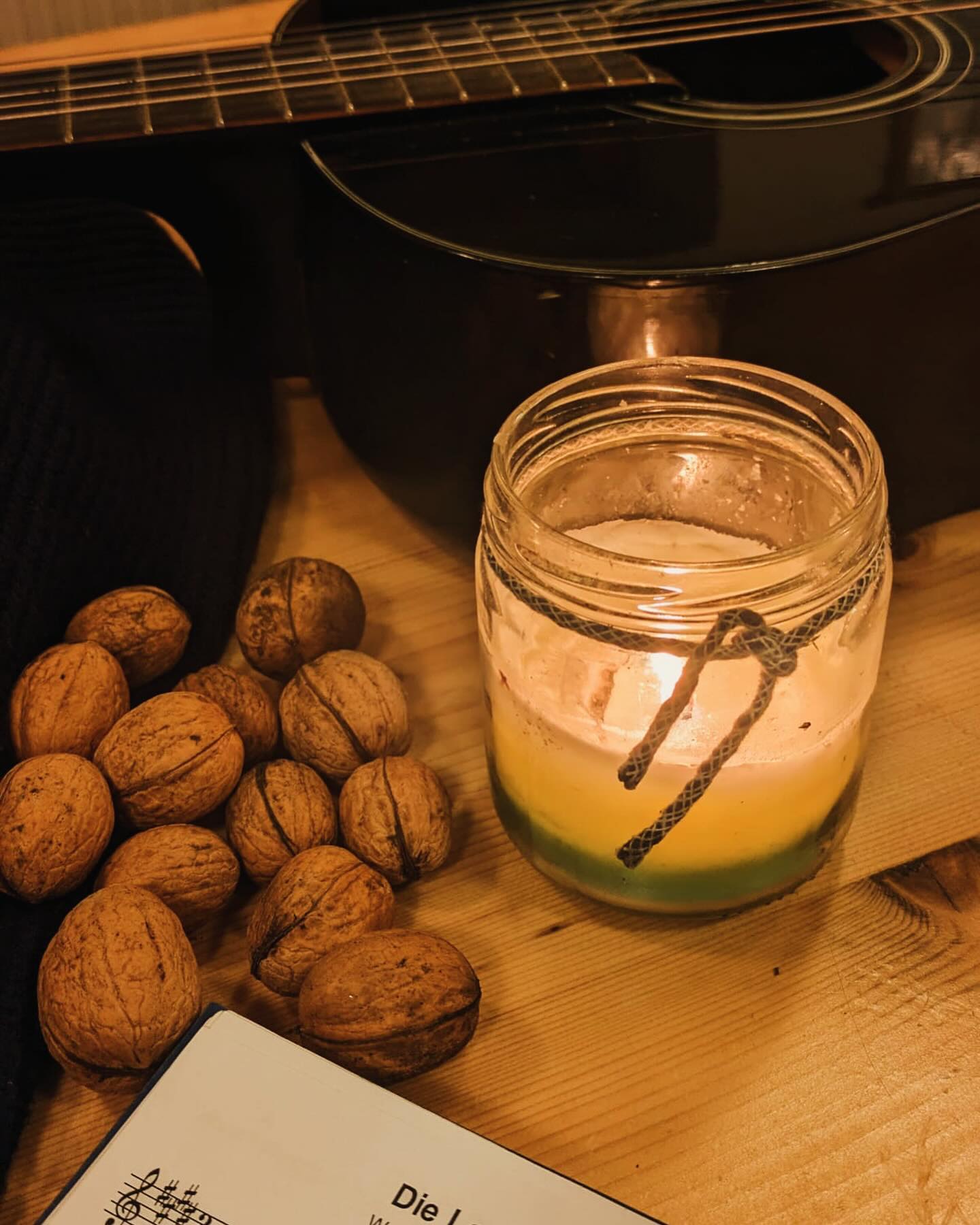 Advent Advent, das erste Lichtlein brennt! 🕯️

Auch während der Adventszeit bleibt das Pfadfinden nicht aus. Und besonders wenn das Wetter ungemütlicher, die Tage kürzer und die Lust morgens Aufzustehen weniger werden, ist die Nächstenliebe, die Hilfsbereitschaft und oft allein schon die freundliche Gesellschaft unter uns Pfadfinder*innen ein wärmender Gedanke. Egal ob Adventsfreizeiten in den Bezirken oder Winterlager in unseren Stämmen- auch die Weihnachtszeit verbringen wir miteinander. Zwar mit weniger Action, aber dafür mit mehr Kekse backen und Tschai trinken. deshalb ist diese Zeit auf ihre eigene Art und Weise besonders schön!
Also- achtet heute nochmal besonders auf eure Nächsten, nehmt euch eine Auszeit von dem Alltag und verbringt einen schönen ersten Advent miteinander :)

#vcpnds #pfadfinden #advent /nk