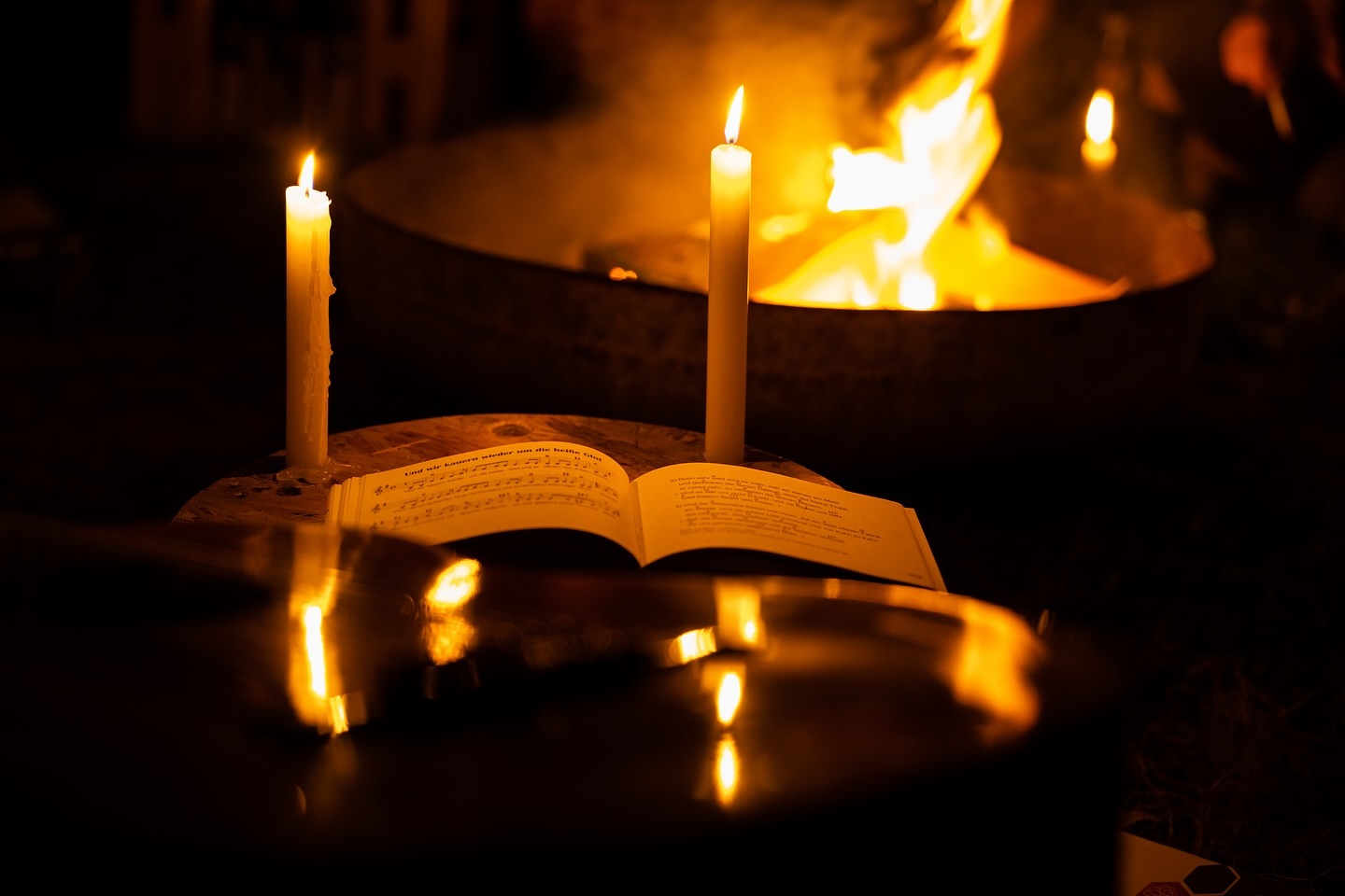 Advent, Advent, das dritte Lichtlein brennt 🕯️

Adventszeit - eine Zeit des Wartens. Des Wartens auf Weihnachten. So erleben es viele Kinder und Jugendliche weltweit. 

Mit den Jahren fühlt sich diese Zeit aber immer kürzer an, das Warten vergeht. Der Weihnachtsstress setzt ein. Dabei hat das Warten auch eigentlich was Gutes. Wir halten Inne, wir fühlen und erleben die Adventszeit. Machen es uns gemütlich und lassen vielleicht das Jahresende ausklingen. Die Adventszeit lädt ein, mein Leben neu ins Licht zu setzen, genauer hinzuschauen, was ich sehe und was ich sehen will. Was ich höre und was ich hören will. 

Wir wollen dich einladen, das Warten nicht als ausharren verstehen , sondern als Chance mutig dem Leben zu begegnen und in der so aufgeladenen Zeit inne zu halten und zu warten. So, wie es in dem Lied auch so schön heißt: „Wir wollen aufstehen, aufeinander zugehn, voneinander lernen miteinander umzugehn. Aufstehn, aufeinander zugehn und uns nicht entfernen, wenn wir etwas nicht verstehn!“

Foto: Florian Gutnoff 

#vcpnds #pfadfinden #pfadfindenindeutschland #dritteradvent #adventszeit /mjl