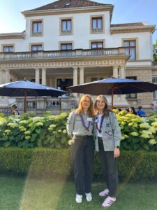 Unsere Vertreterinnen Freda Meyer-Borstel und Svea Hornemann im Garten des Gästehauses der Landesregierung