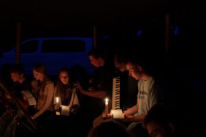 Pfadfinder*innen singen in einer Jurte.