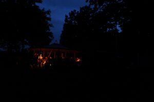 Nachtaufnahme von einer offenen Jurte.