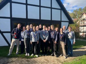 Gruppenfoto der Teilnehmer*innen von Building Myralon vor dem Tagungsort in Immenhausen.