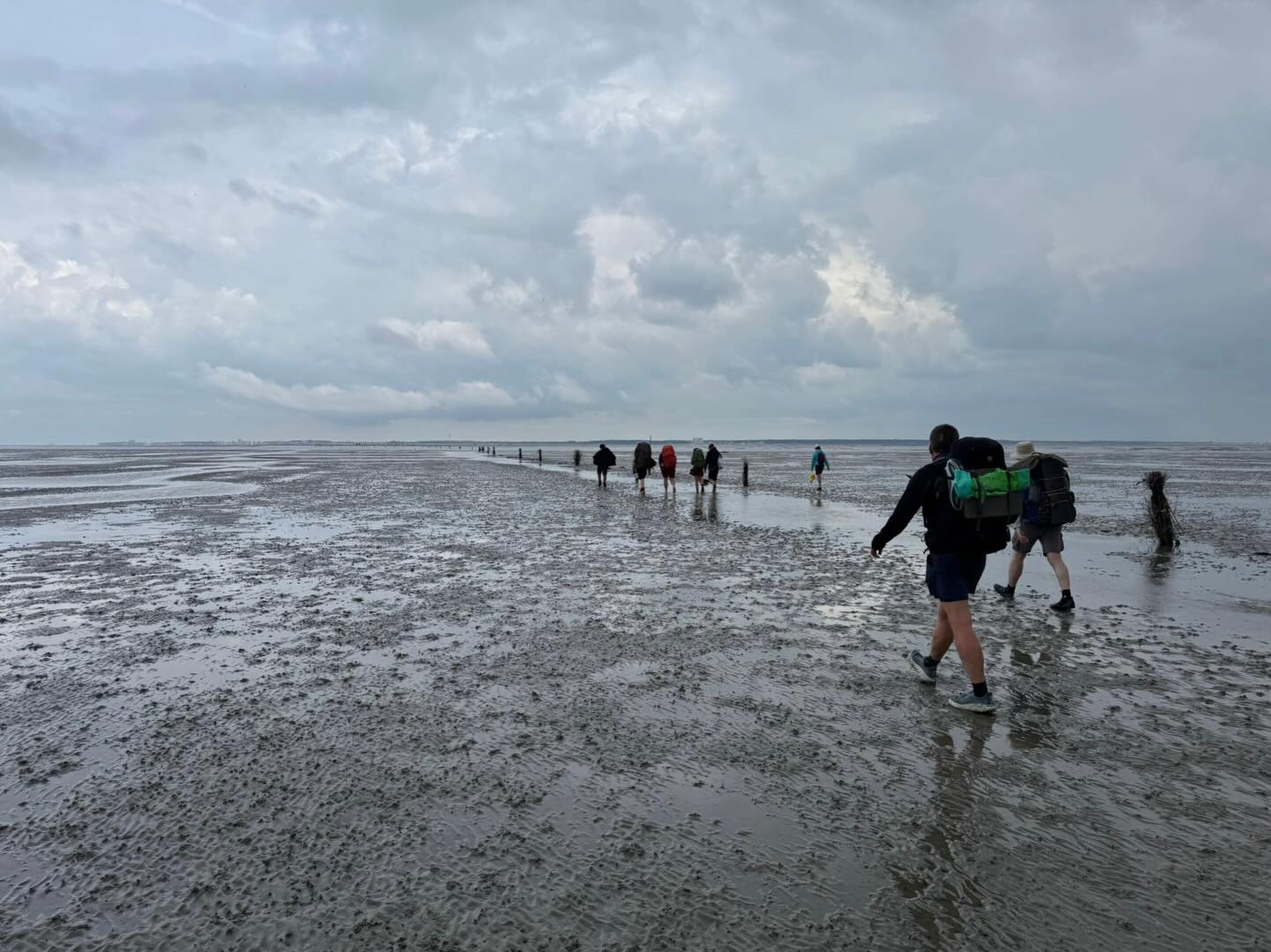 Veranstaltungen und Aktionen🏕 - Neuwerk-Hajk 2025

Zum Beginn der Sommerferien geht es für uns wieder los auf die Insel Neuwerk –
gemeinsam zu Fuß durch das norddeutsche Wattenmeer.

Am 02.07. treffen wir uns in Cuxhaven und starten einen Tag später in Cuxhaven-Sahlenburg mit dem Hajk auf die Insel Neuwerk. Dort verbringen wir zwei Tage, bevor wir am Sonntag wieder zurückhajken – vsl. Ankunft um 12:30 Uhr).

Ab JETZT habt ihr die Möglichkeit euch anzumelden und teilzunehmen. Wenn Du jemanden kennst, der*die noch nichts vom Neuwerk Hajk gehört hat, aber sicher Bock darauf hat, gib ihm*ihr gerne Bescheid! Dies ist eine seltene Möglichkeit über den „Meeresboden“ zu laufen.

Den Link zur Anmeldung findest Du in der Bio.
Wir freuen uns auf euch!
Euer Landeshajk-Planungsteam 
/jk