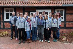 Gruppenfoto der Teilnehmer*innen der Teillagervorbereitung vor dem Antikriegshaus in Sievershausen