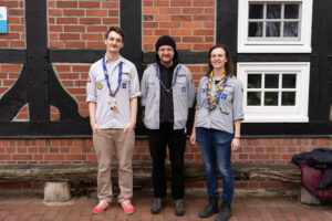 Die alte Landesleitung: Lennard, Jalte und Fridi vor dem Haupthaus im Sachsenhain.