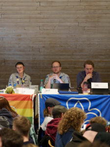 Lennard, Jalte und Fridi leiten als Vorstand die Landesversammlung in der Kapelle im Sachsenhain.