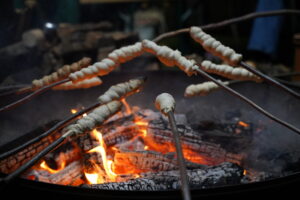 Stockbrotbacken über offenem Feuer