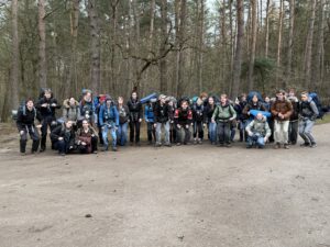 Gruppenfoto der reisefertig bepackten Teilnehmer*innen auf dem Gelände der Hasenheide.