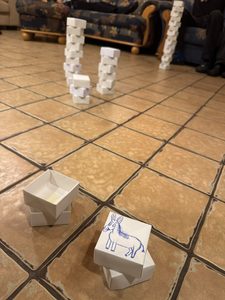 Unterschiedlich hohe Stapel aus weißen Pappschachteln sind auf dem Fußboden aufgetürmt.